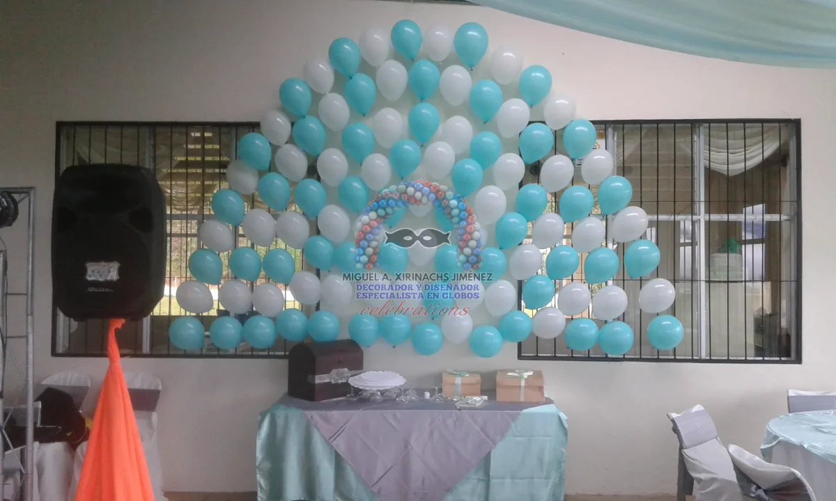 Toldos y stands decorados con globos