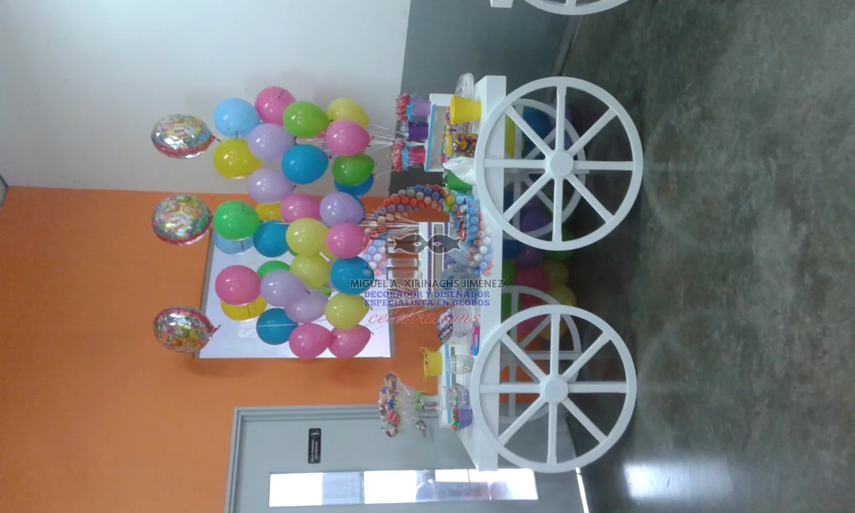 Toldos y stands decorados con globos