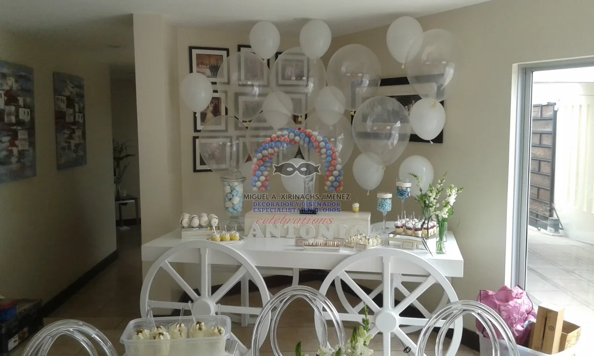 Toldos y stands decorados con globos